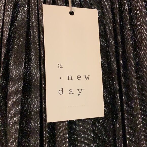 silver metallic pleated skirt - Picture 2 of 7